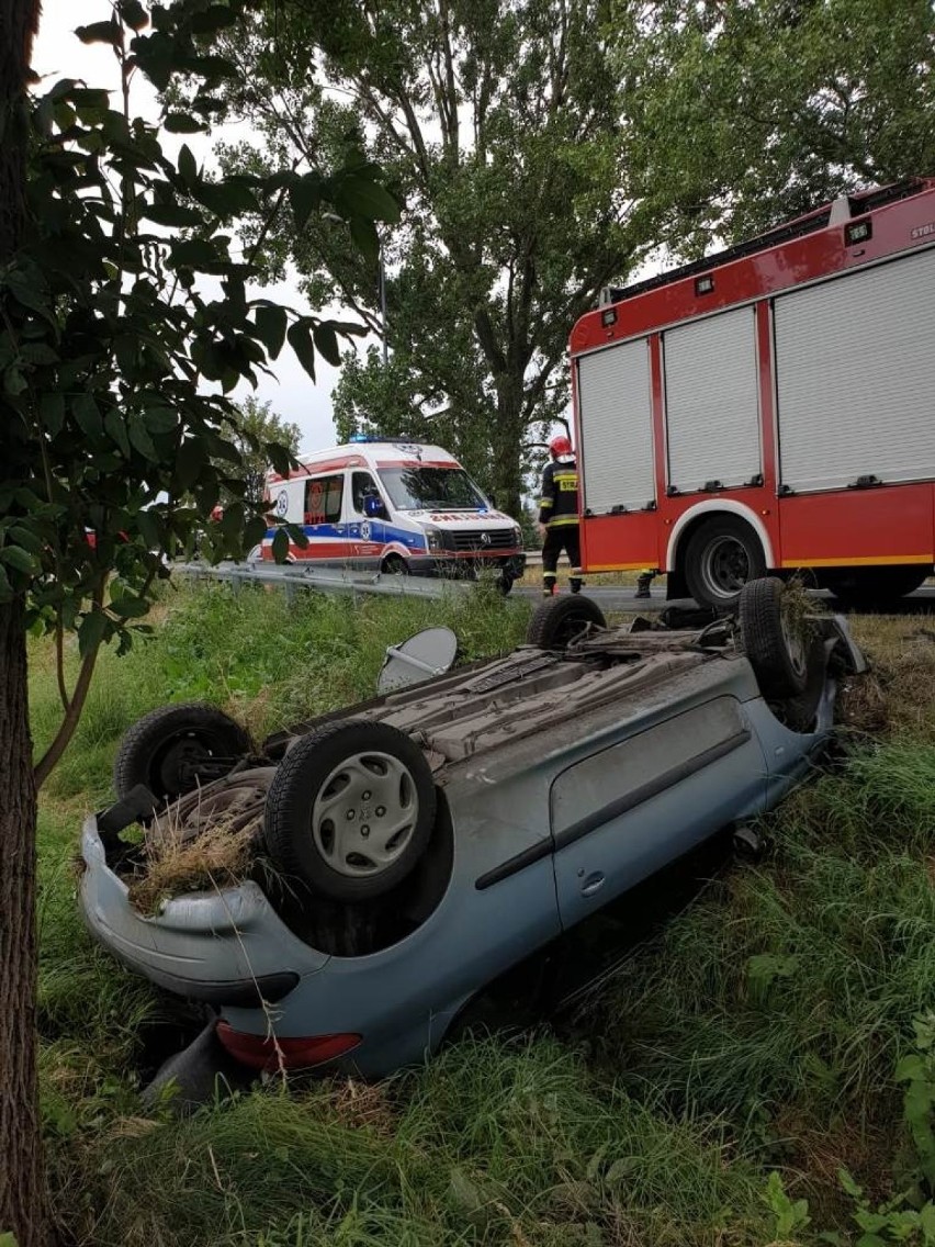 Gm. Szamotuły. Samochód osobowy dachował w Kąsinowie [ZDJĘCIA]