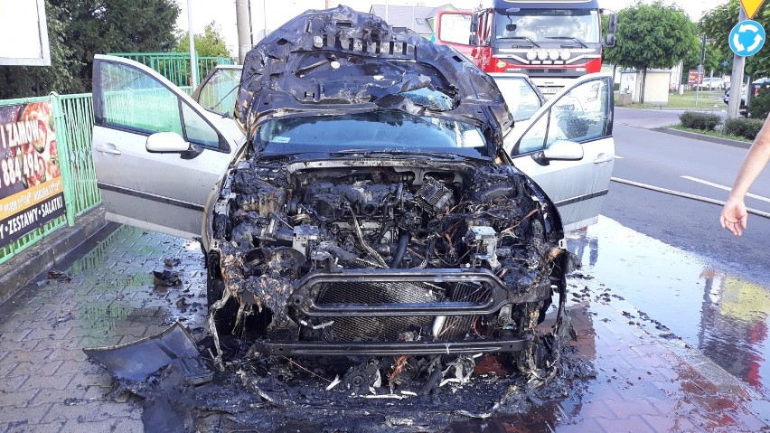 Pożar samochodu w Lesznie. Zapaliła się komora silnika peugeota w Gronowie [ZDJĘCIA]