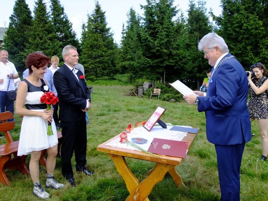 Lubią chodzić po górach, więc wzięli ślub na Skrzycznem