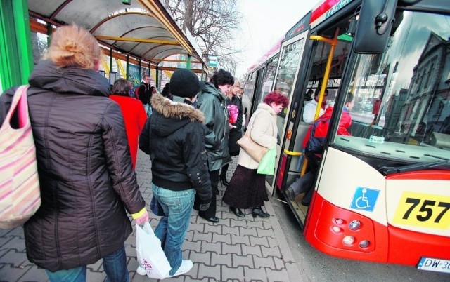 W niektórych autobusach często nie jedzie nikt poza kierowcą. Ale są też  bardzo przepełnione linie. Pora więc na zmiany