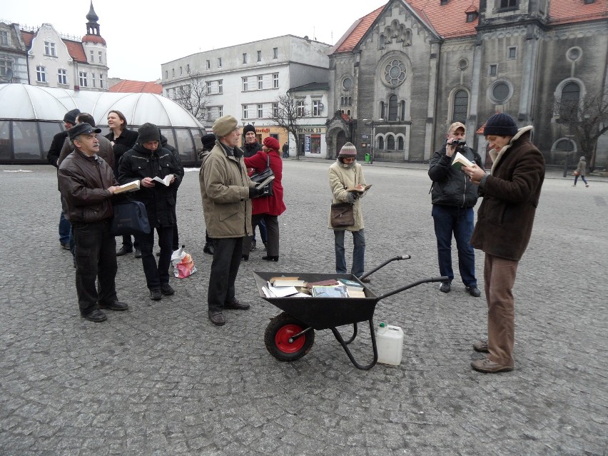 Tarnowskie Góry: Poeta przywiózł taczkę pełną książek pod ratusz