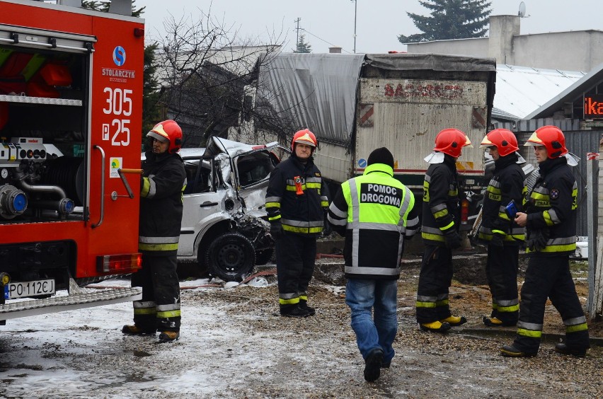 Wypadek w Poznaniu: TIR wjechał w budynek na Obornickiej