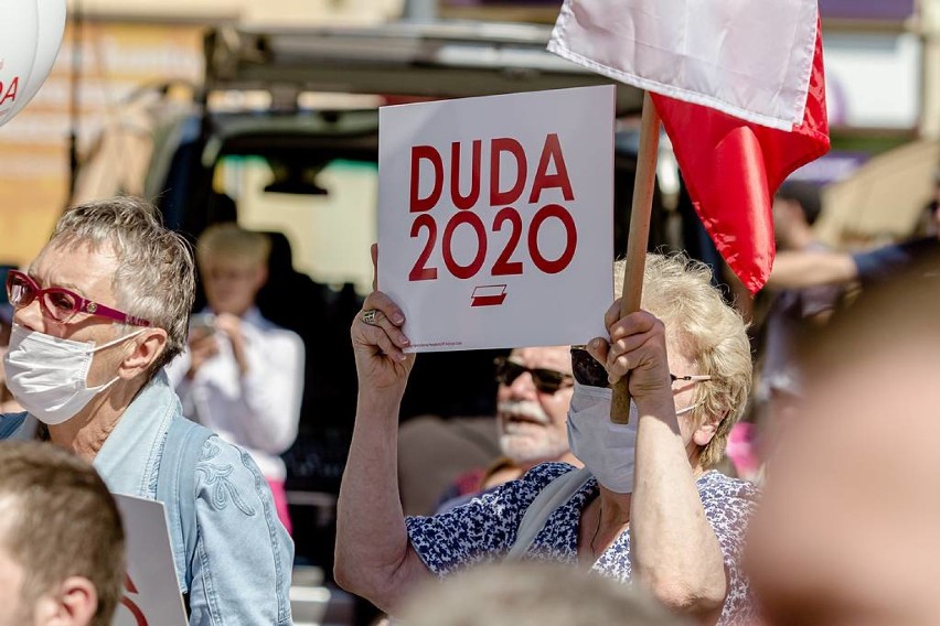 Andrzej Duda w Wałbrzychu. Tłumy zwolenników i przeciwników na placu Magistrackim (ZDJĘCIA i FILM)