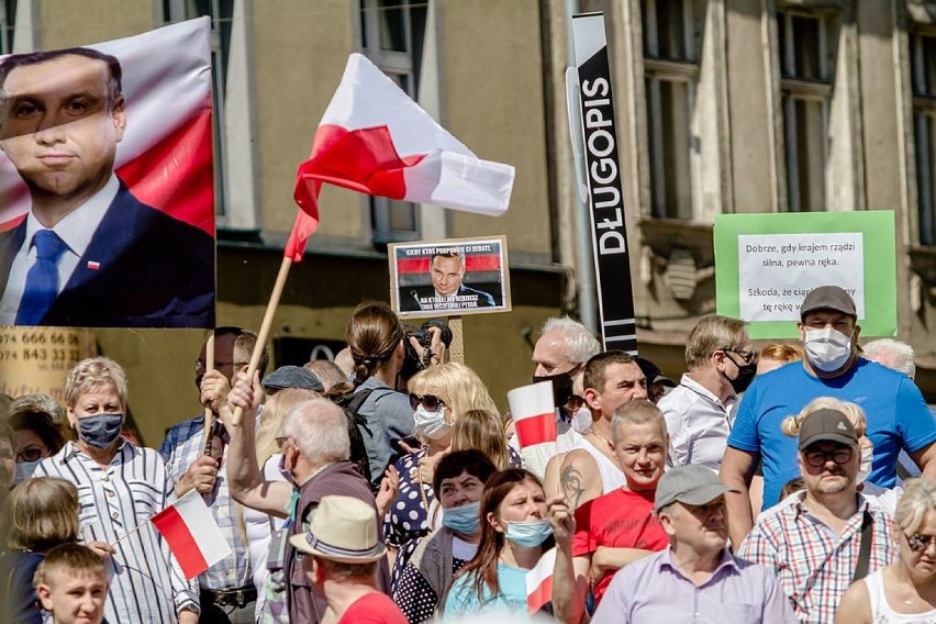 Andrzej Duda w Wałbrzychu. Tłumy zwolenników i przeciwników na placu Magistrackim (ZDJĘCIA i FILM)