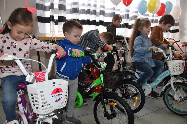 Pleszew. Rowery i hulajnogi dla dzieci z Ukrainy. Na twarzach najmłodszych pojawił się uśmiech od ucha do ucha