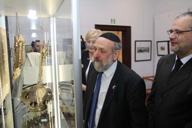W dniu otwarcia wystawę w Muzeum im. Jana Kasprowicza w Inowrocławiu obejrzało wielu oficjalnych gości. Był wśród nich Michael Schudrich, naczelny rabin Polski