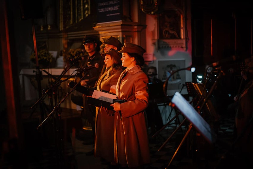 Koncert pieśni żołnierskich „Wyklęte i zakazane” odbył się w Uniejowie. W kolegiacie wystąpili łódzcy artyści ZDJĘCIA