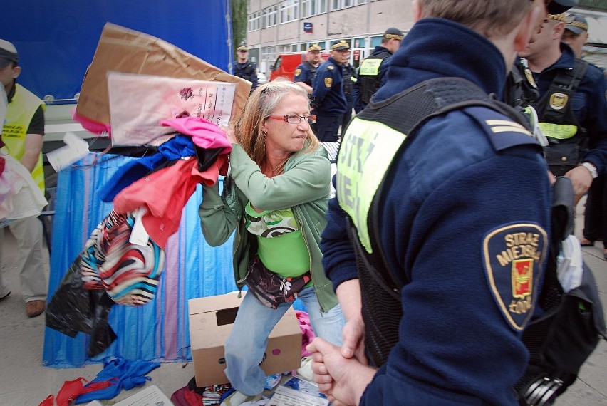 Handlarze znów pokonali urzędników. Kolejna bitwa z pudlarzami w Łodzi (ZDJĘCIA)