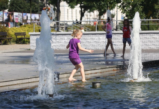Fontanna w Piotrkowie latem przyciąga nie tylko dzieci&#8233;
