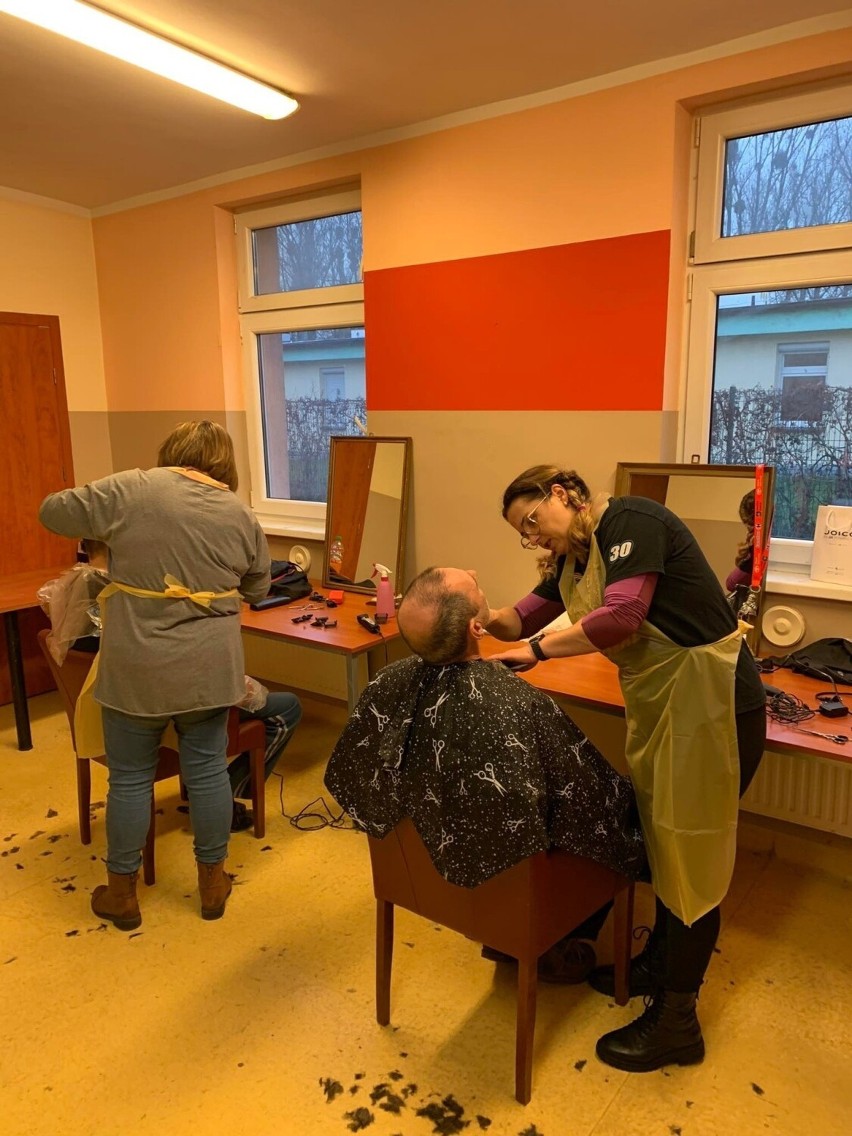 Toruń. Fryzjerki z miasta za darmo strzygą bezdomnych. "Słuchamy historii ich życia"