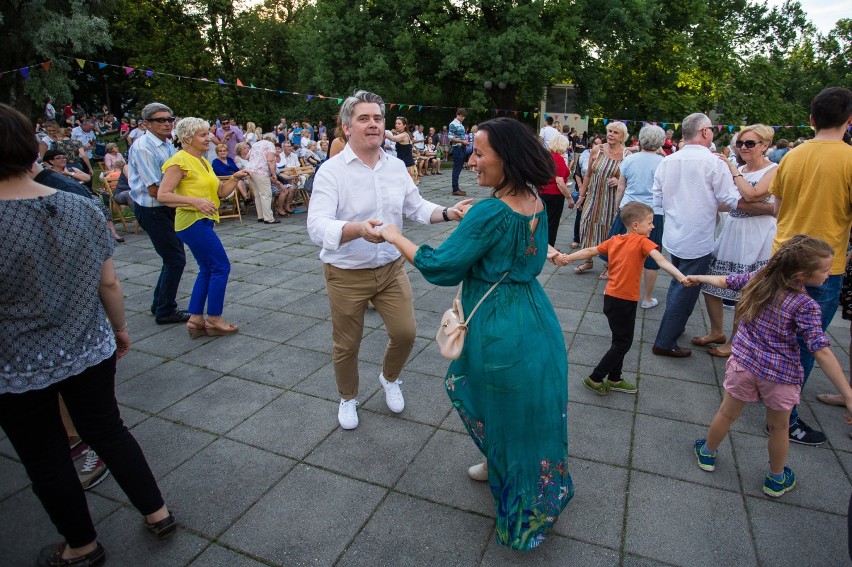 Żoliborska Potańcówka Międzypokoleniowa. Dobra zabawa z DJ...