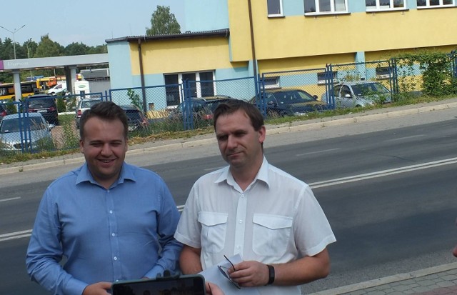 Marek Materek- prezydent Starachowic (z lewej) i Piotr Ambroszczyk- dyrektor Miejskiego Ośrodka Pomocy Społecznej w Starachowicach, przed przyszłą noclegownią