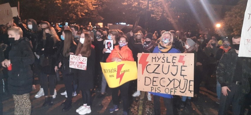 Mieszkańcy Tarnobrzega (głównie kobiety) manifestowali w...