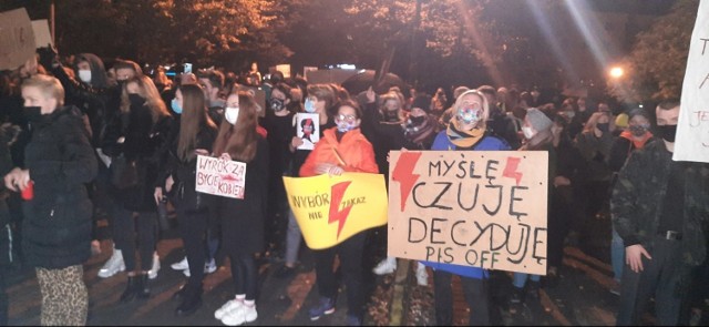 Mieszkańcy Tarnobrzega (głównie kobiety) manifestowali w niedzielę wieczorem przeciwko zaostrzeniu prawa aborcyjnego. 

>>>ZOBACZ WIĘCEJ NA KOLEJNYCH SLAJDACH