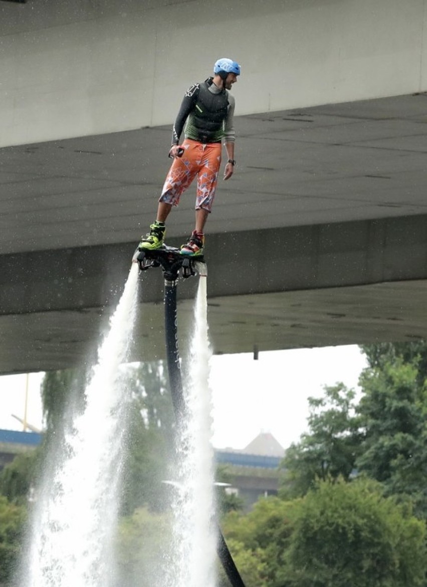 Watershow 2017 w Szczecinie. Akrobatyczne skoki do rzeki z Trasy Zamkowej