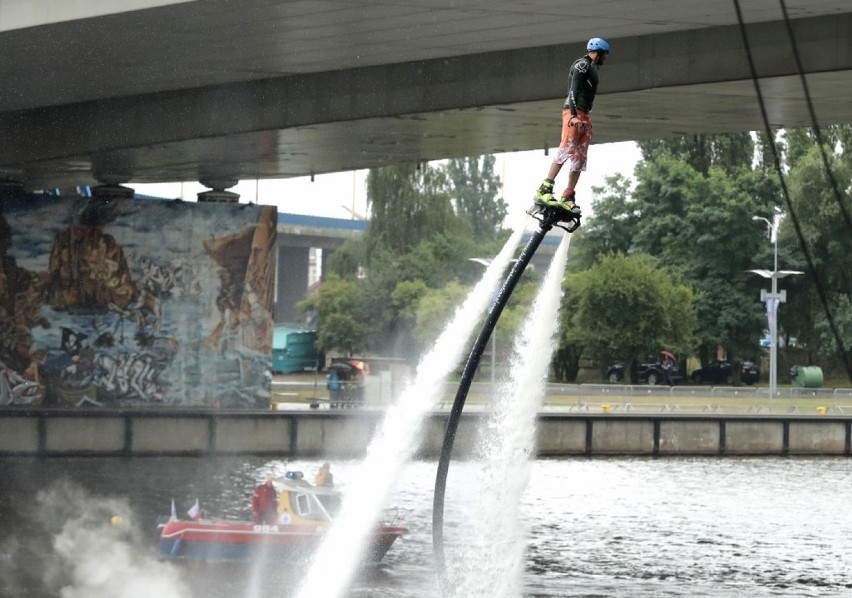 Watershow 2017 w Szczecinie. Akrobatyczne skoki do rzeki z Trasy Zamkowej