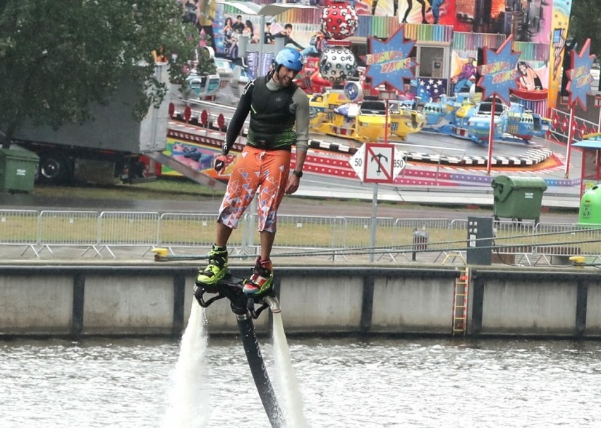 Watershow 2017 w Szczecinie. Akrobatyczne skoki do rzeki z Trasy Zamkowej