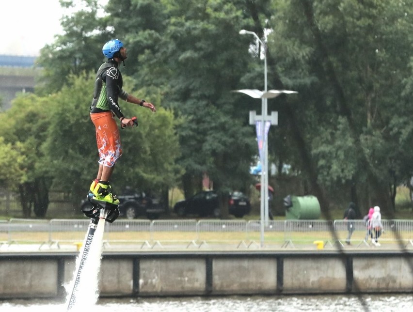 Watershow 2017 w Szczecinie. Akrobatyczne skoki do rzeki z Trasy Zamkowej