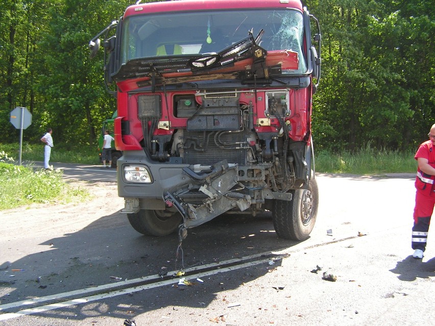 Zderzenie dwóch ciężarówek na drodze z Opalenicy do Grodziska