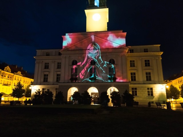 Mapping na elewacji ratusza w Kaliszu dla uczczenia 101. rocznicy Bitwy Warszawskiej