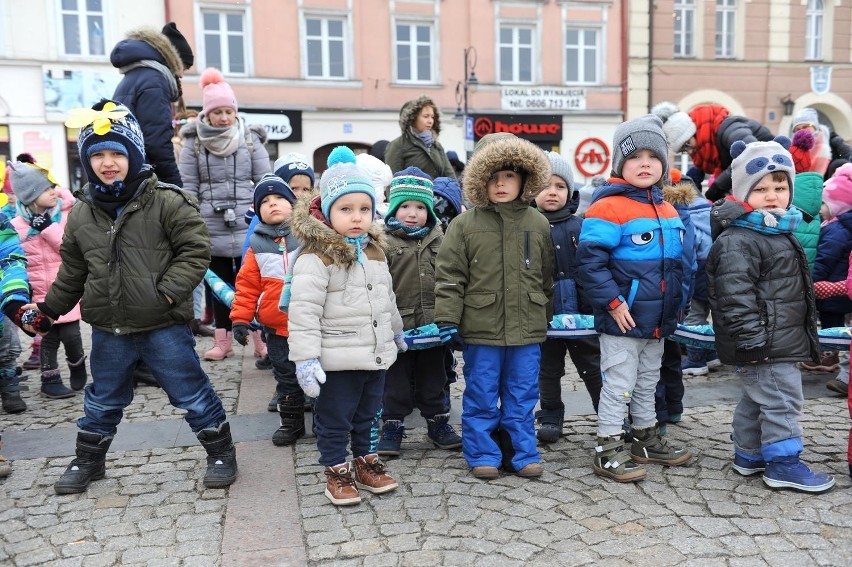 Przywitali pierwszy dzień wiosny w Rynku miejskim w Skierniewicach [ZDJĘCIA]