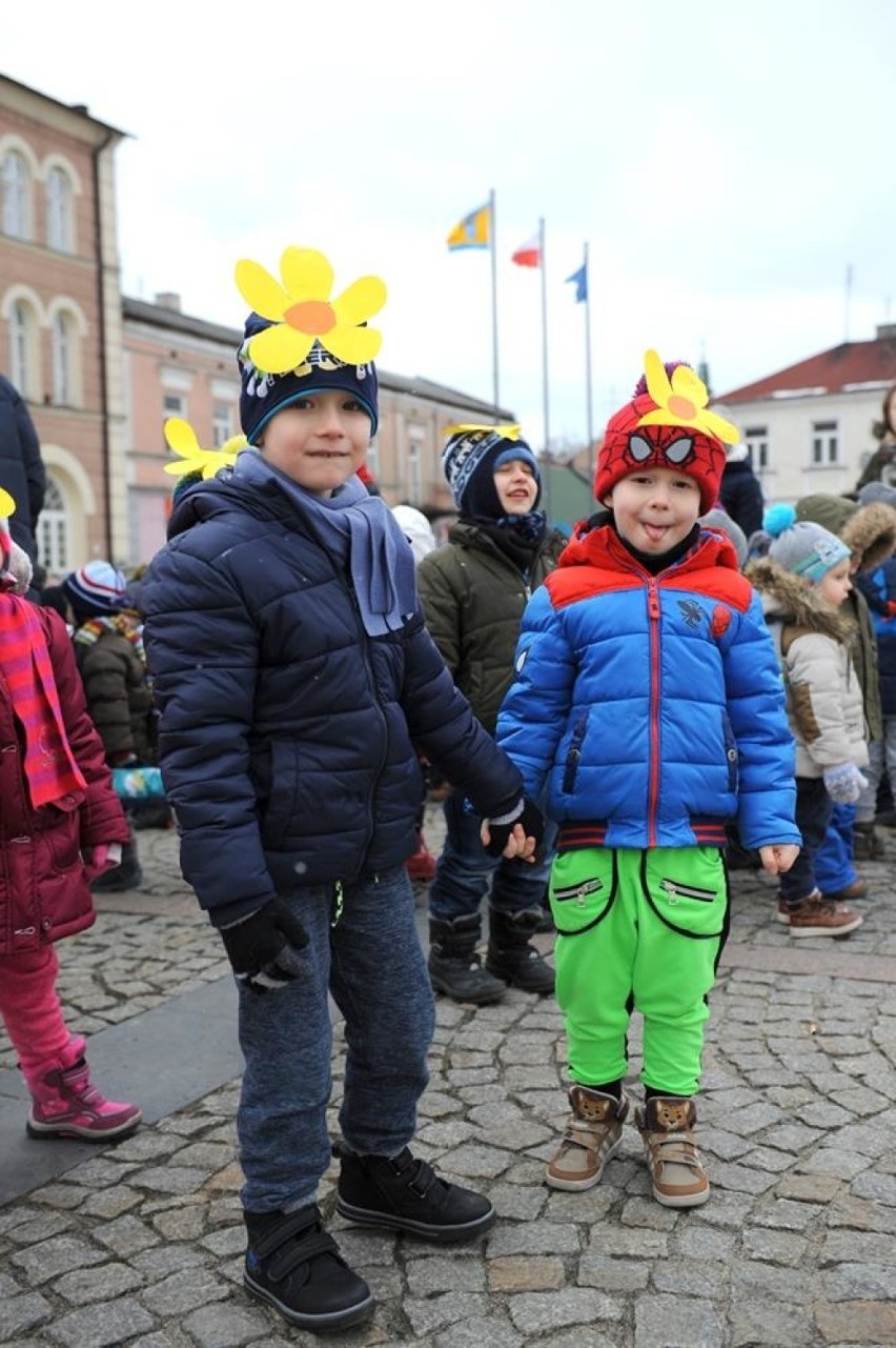 Przywitali pierwszy dzień wiosny w Rynku miejskim w Skierniewicach [ZDJĘCIA]