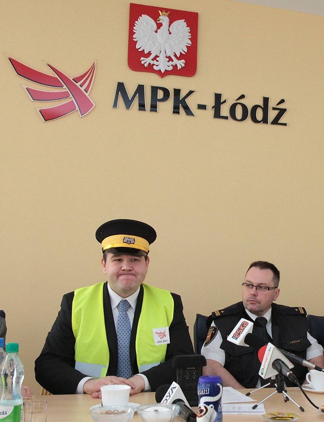 Radosław Podogrocki, wiceprezes MPK, w kamizelce i w czapce tramwajarskiej zapowiedział początek walki o większą sprzedaż biletów.