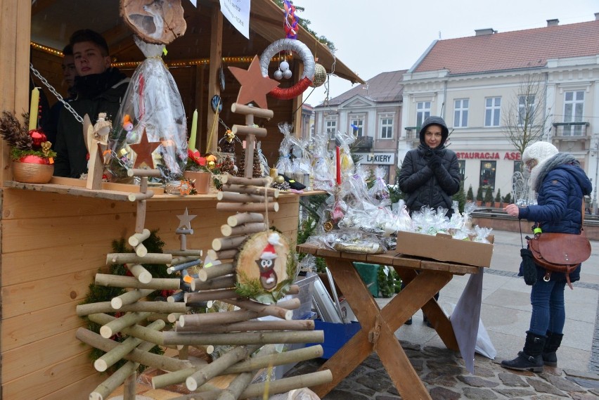 Uczniowie z ozdobami, ciastami i kolędą na Jarmarku Bożonarodzeniowym na Rynku w Kielcach 