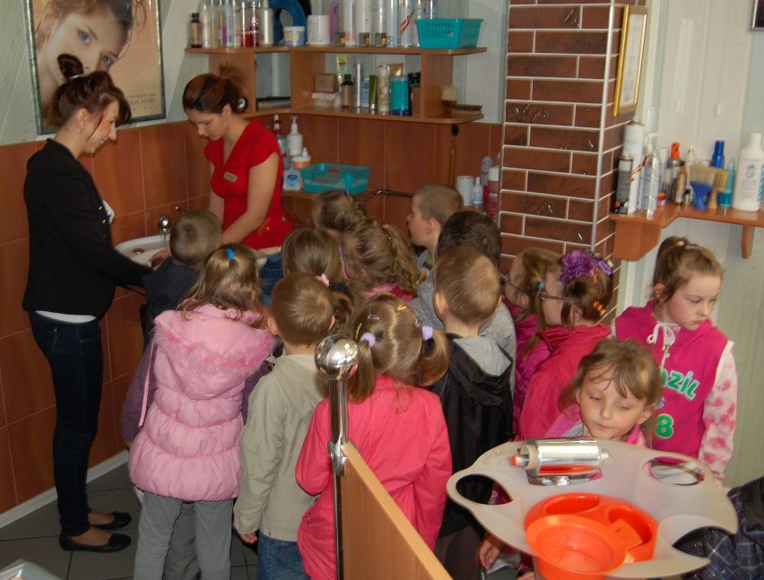 Przedszkolaki z grupy &quot;Biedronki&quot; odwiedziły salon fryzjerski i redakcję Dziennika Bałtyckiego