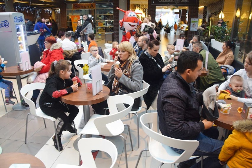 Stargardzkie dzieciaki wyrabiały i ozdabiały pierniczki. Mikołajki w galerii handlowej Starówka. ZDJĘCIA