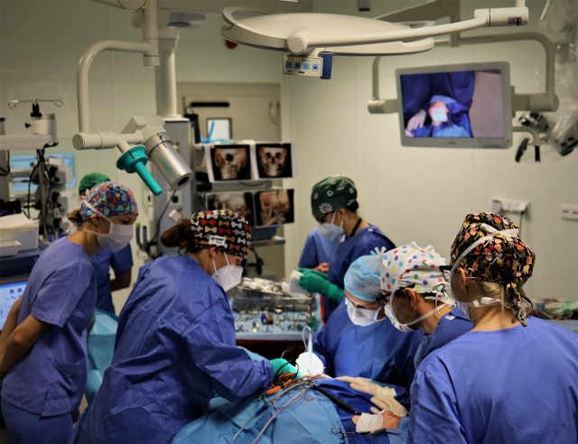 Zespół lekarzy, na którego czele stoi światowej klasy chirurg prof. Łukasz Krakowczyk, będzie wykonywał zabiegi rekonstrukcyjne, jakimi zajmują się tylko nieliczne ośrodki w Polsce. Pierwsza taka operacja została przeprowadzona na początku grudnia w Specjalistycznym Centrum Medycznym Medicus Clinic we Wrocławiu