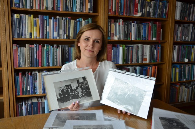 Agnieszka Kazberuk prezentuje zdjęcia ze zbiorów biblioteki. Znaleźć tam można prawdziwe perełki