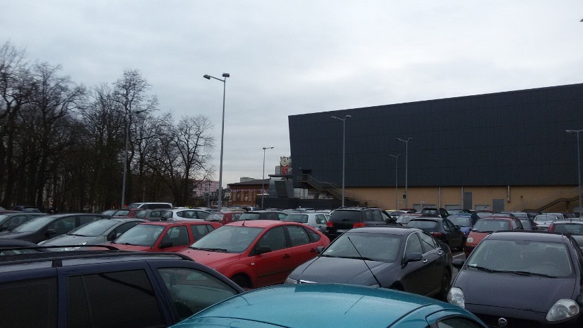 Zatłoczone parkingi przed centrami handlowymi M1 w Czeladzi...