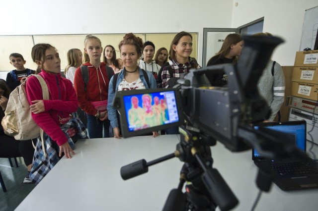 Druk 3D i skaner 3D w badaniach naukowych oraz w życiu codziennym. Jak pracują roboty przemysłowe oraz co potrafią i do czego służą drony? O tym oraz  wielu innych ciekawostek można było się w czwartek dowiedzieć na Politechnice Koszalińskiej podczas Festiwalu Nauki.

To była już 19. edycja Pikniku Nauki, na który Politechnika Koszalińska zaprosiła mieszkańców regionu. Co roku w imprezie  uczestniczy kilka tysięcy osób. 

To wydarzenie jest przygotowane nie tylko z myślą o  całych rodzinach, ale również dla przedsiębiorców, by ci  mogli zapoznać się z możliwościami zastosowania badań naukowych w przemyśle. Uczestnicy Festiwalu Nauki mieli okazję poszerzyć swoją wiedzę w wielu dziedzinach, ponieważ w organizację włączyły się wszystkie jednostki Politechniki. 

Uczelnia przygotowała prezentacje i wykłady z zakresu: elektroniki, ochrony środowiska, biologii, mechaniki, matematyki, prawa, sztuki, językoznawstwa.  Ponadto na placu głównym w kampusie PK przy ul. Śniadeckich swój sprzęt zaprezentował  8. Koszaliński Pułk Przeciwlotniczy. 

Marzena Sutryk

Zobacz także Piknik Naukowy na Politechnice Koszalińskiej
