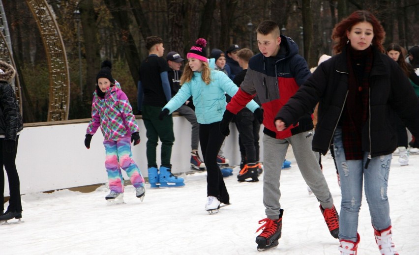 Spora frekwencja na grudziądzkim lodowisku MORiW...