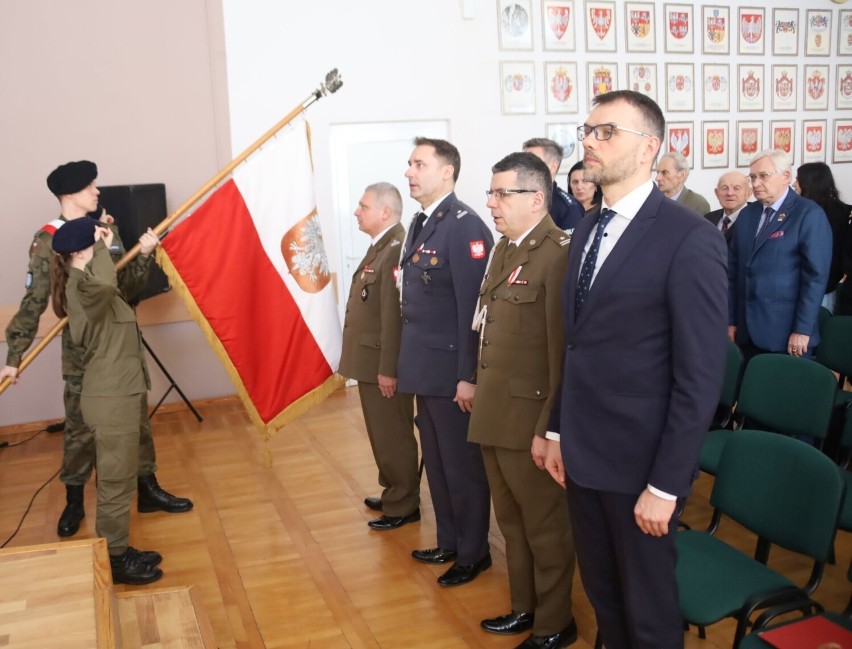 Podczas hymnu państwowego, od prawej: dyrektor Łukasz...
