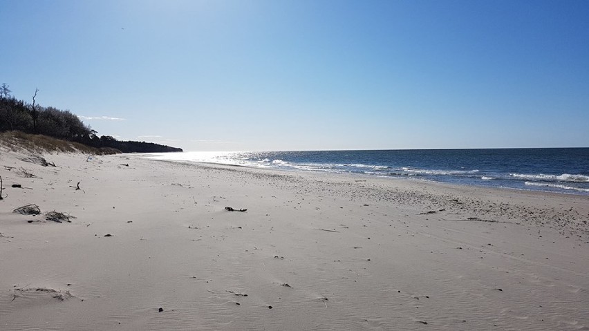 Słoneczna plaża w Jarosławcu. Warto wybrać się na spacer [ZDJĘCIA]