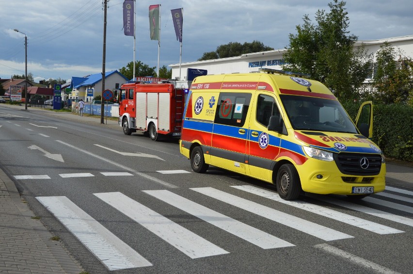 Wypadek na ulicy Głowackiego w Wieluniu. Doszło do zderzenia osobówki z motorowerzystą 