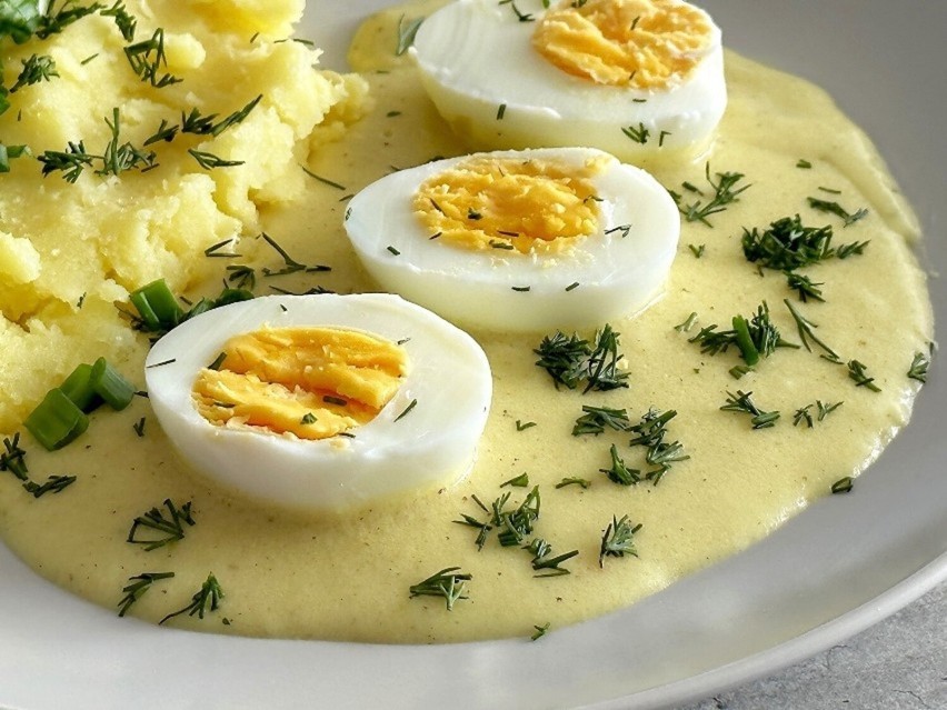 Jajka w sosie musztardowym z ziemniakami to klasyczny obiad,...
