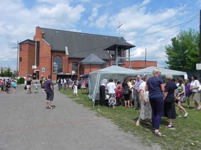 W niedzielne popołudnie teren parafii na Pułankach w Ostrowcu Świętokrzyskim zamienił się w plac piknikowy. Fot. Krzysztof Krzak