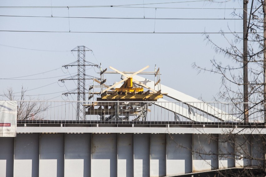 "Nowy most kolejowy rośnie w oczach. Budowa trwa po obu...