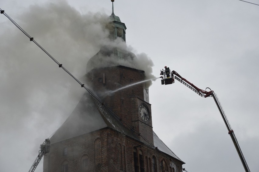 W akcji gaszenia katedry brało udział około 300 strażaków.