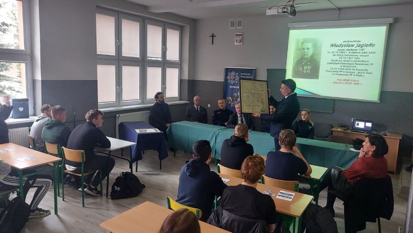 Na terenie ZS szkół mechanizacji rolnictwa w Piątku odbyła się lekcja historii poświęcona funkcjonariuszom Policji Państwowej