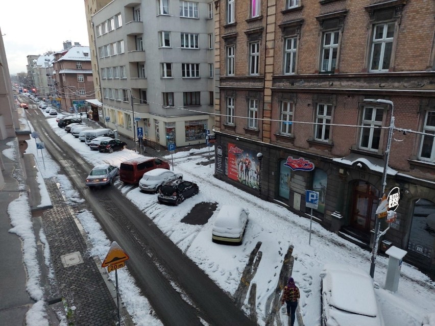 Opady śniegu spowodowały ogromne utrudnienia na drogach.
 Na...