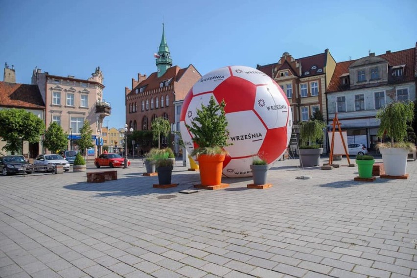 Września czeka na pierwsze mecze piłki nożnej! Zobacz, co zdobi płytę rynku w naszym mieście! [FOTO]