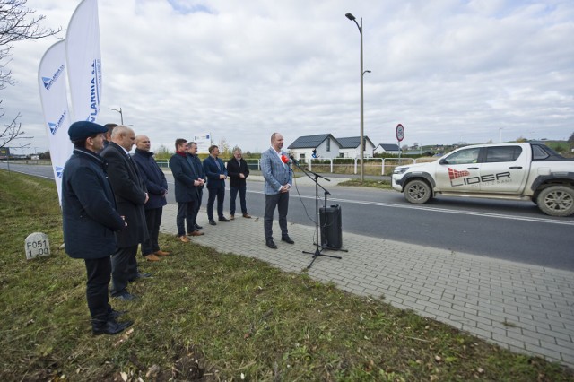 Oficjalne przekazanie placu budowy nastąpiło w poniedziałek 7 listopada. Na miejscu byli obecni m.in. samorządowcy z terenu powiatu sławieńskiego oraz wicemarszałek województwa Tomasz Sobieraj.