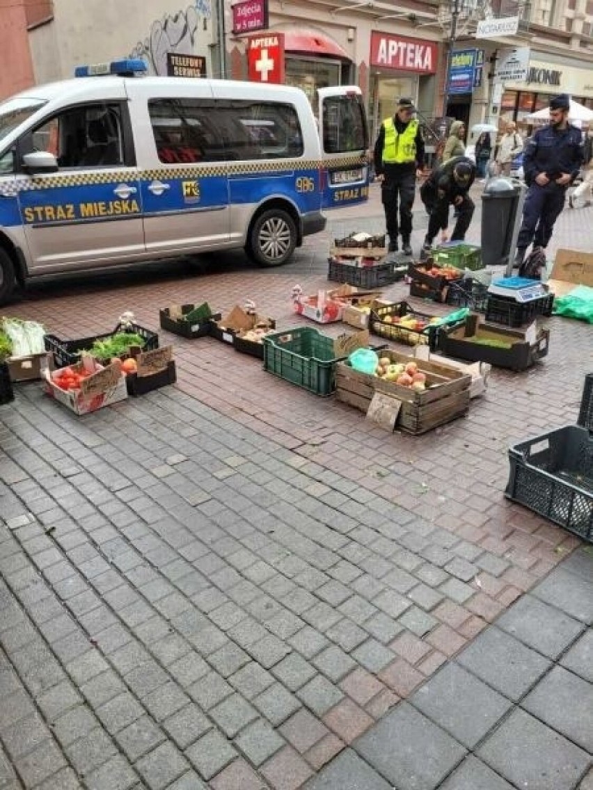 Towary przechowywane są w bagażnikach aut, zaparkowanych...