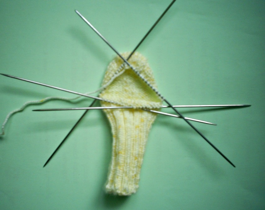 Zrób to sama: Ciepłe skarpety na pięciu drutach dla twojego maluszka