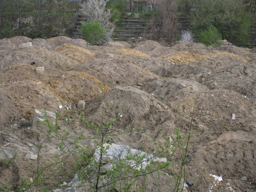Widok z wału oraz zaśmiecony teren po stronie dawnego stadionu