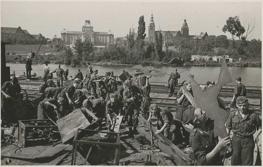 1948 rok. Junacy 16 Brygady Służby Pracy uprzątają z gruzów...